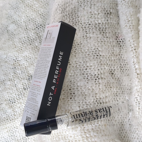 Juliette has a gun Parfums in NOT A PERFUME, 5ml/0.17fl oz - Picture 5 of 10